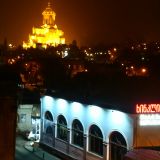 Вот такой красивый вид на ночной Тбилиси из нашего номера. Вдали виден Собор Святой Троицы Самеба, а ближе - ресторан с  вкусной грузинской кухней.