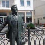 Памятник писателю Куприну А.на набережной