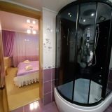 Современная душевая кабина в ванной комнате номера отеля 