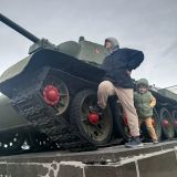 Танк Т-34 на площади Тракторного завода