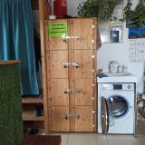 Шкафчики для вещей, мойка и стиральная машина