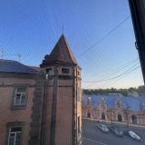 Вид из окна, которое под потолком)))