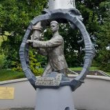Памятник Маринеску на набережной его имени. Калининград