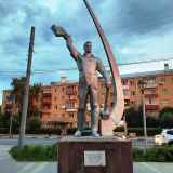Памятник космонавту Комарову возле станции метро 