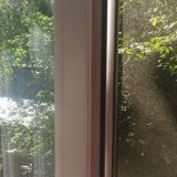 Грязное окно и порваная москитная сетка
