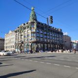 Интересное здание напротив Казанского