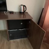 Холодильник заявлен в описании к номеру. По факту - его нет. Предлагается спускаться с третьего этажа на первый, а оттуда - на второй этаж другого корпуса - там на общей кухне есть холодильник