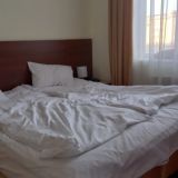 Кровать широкая и очень удобная, качественные постельные принадлежности