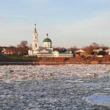 Река Волга в ледоход, вид на Свято-Екатерининский монастырь
