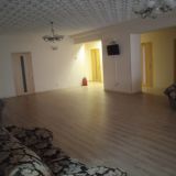 Холл огромный. Вода в кулере, гладильная доска