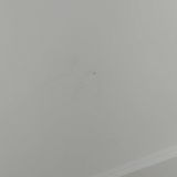 На потолке над кроватью грязные следы от обуви