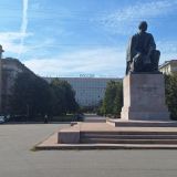 Площадь перед гостиницей. Можно посидеть в парке.