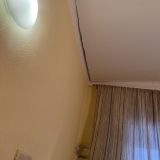Трещина на потолке в номере больше метра в длину