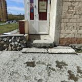 входная группа. разбитые лестницы и нет пандуса