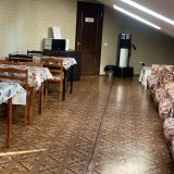 Столовая-гостиная с диванами и большими ТВ