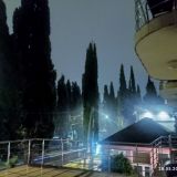 Вид ночью с балкона отеля.