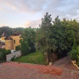 Вид из окна во двор отеля