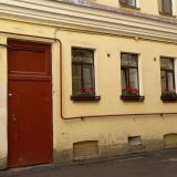 Вход в отель , дом старой постройки , 110 лет .