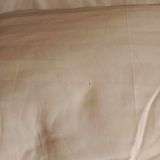 Постельное бельё с дырками и такое же с разводами.