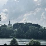 Вечер , вид на реку и церковь и