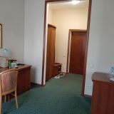 Часть комнаты и прихожая.