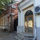 Вид с улицы. Что в глубине отель "намекает" вывес