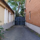 Вид со двора. Не освещено ночью нормально