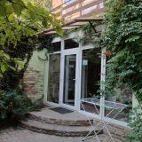 Входная дверь в отель