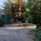 Двор и "парковка" За зелёным забором бетонные рабо