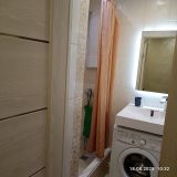 Короткая занавеска, нет коврика и тряпки 