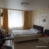 Не хватает пару тумбочек  возле кровати