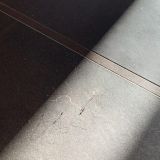 Пучек волос на полу в коридоре, в ванной много 