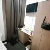 Стол есть, два табурета, шкаф, вешалки, шторы 