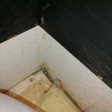 Чуть отодвинулся матрас открылось такое.Мох волос