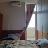 Окна нет, только балконная дверь 