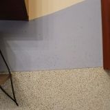 Вся стена забрызгана маслом