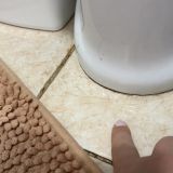 Вытекающая вода (предположительно из той самой дыр