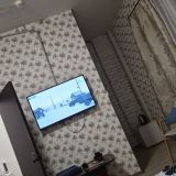 Потолок не понятно что на нем,люстра мигала